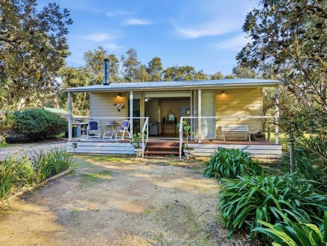 Leafy Beachside Escape Moments from Ninety Mile Beach