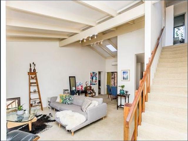 Leafy Claremont Haven – Spacious Townhouse Close to River, Shops & Schools