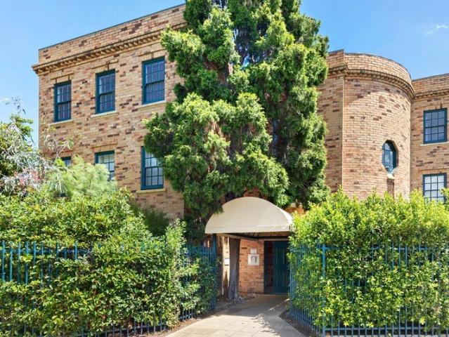Leafy Elwood Living with a Private Entertainer's Courtyard
