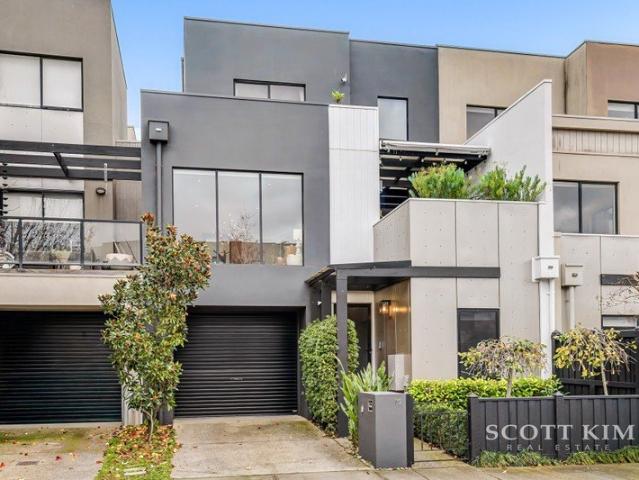 Leafy Family Sanctuary with Sweeping Views and Space with No Body Corporate