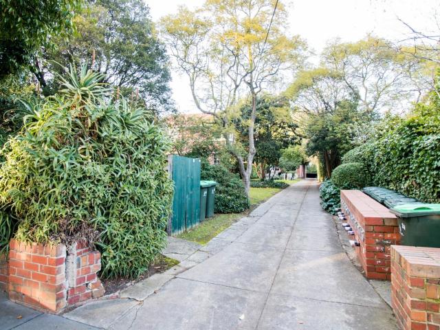 Leafy Hawthorn Living in a Convenient Location