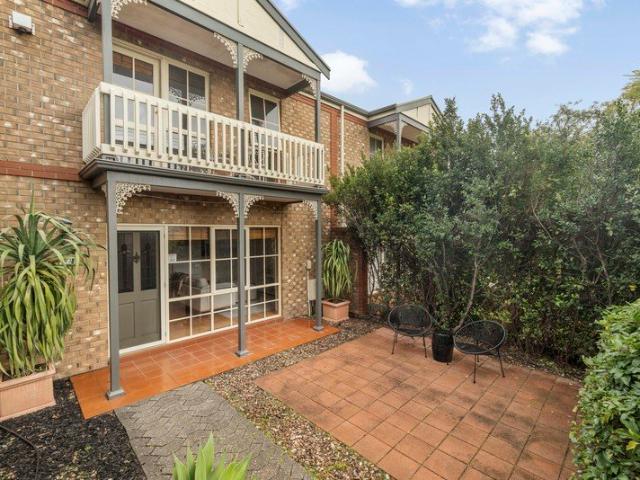 Leafy Living in a Fantastic City Fringe Location