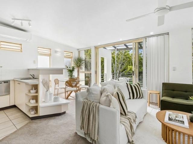 Leafy North Facing Retreat, Moments to the Beach