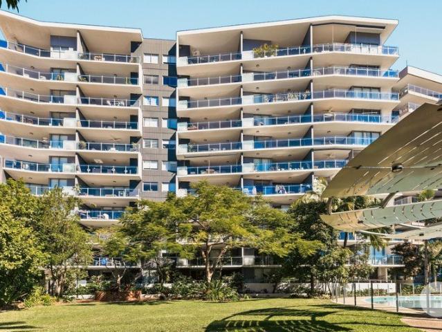 Leafy Outlook in an Unbeatable West End Lifestyle