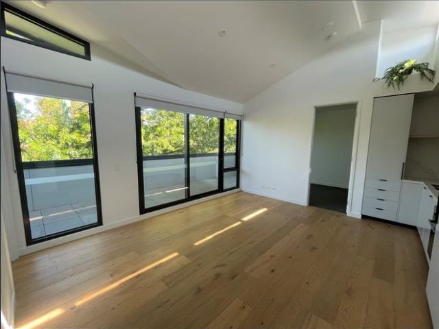 LEAFY OUTLOOK IN THE HEART OF MALVERN EAST!