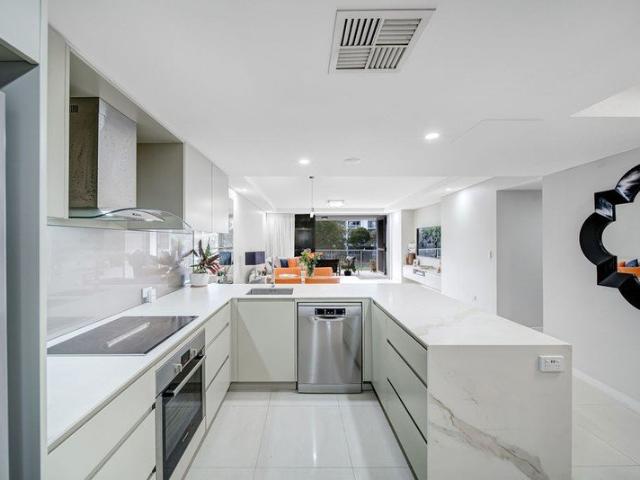 Leafy Outlook, Waterfront Access & Resort Facilities Welcome to Kawana Island's Finest