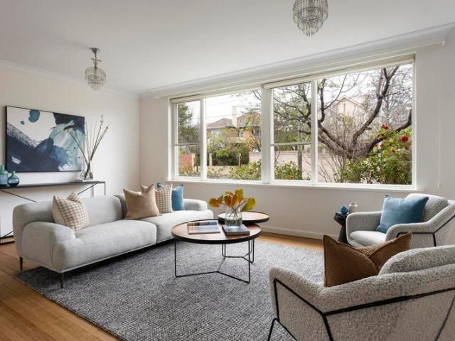 Leafy Outlooks and Effortless Toorak Convenience