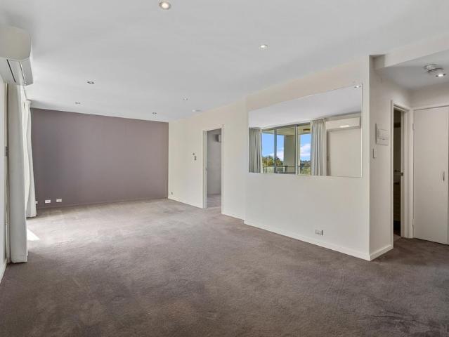 Leafy River Views & Two Secure Car Bays