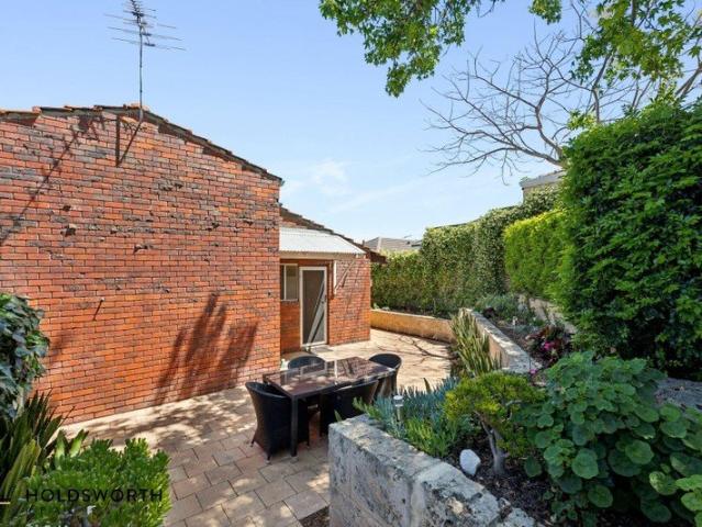 LEAFY SECLUSION & BEAUTIFULLY RENOVATED LIVING