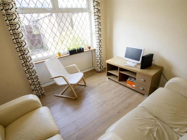 Leahurst Crescent, Metchley, B17 0NQ, United Kingdom | 4 bed house for rent #139268179 | Rentberry