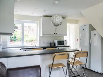 Leahurst Crescent, Metchley, B17 0NQ, United Kingdom | 5 bed townhouse for rent #113250506 | Rentberry