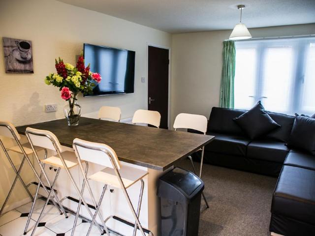Leahurst Crescent, Metchley, B17 0NQ, United Kingdom | 6 bed townhouse for rent #134705588 | Rentberry
