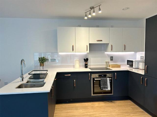 Leaping Birds Rise, Walton on Thames. 2 bed flat to rent £5,440 pcm £1,255 pw