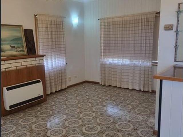 LEASE BREAK FAMILY HOME ON THE OUTSKIRTS OF TOWN