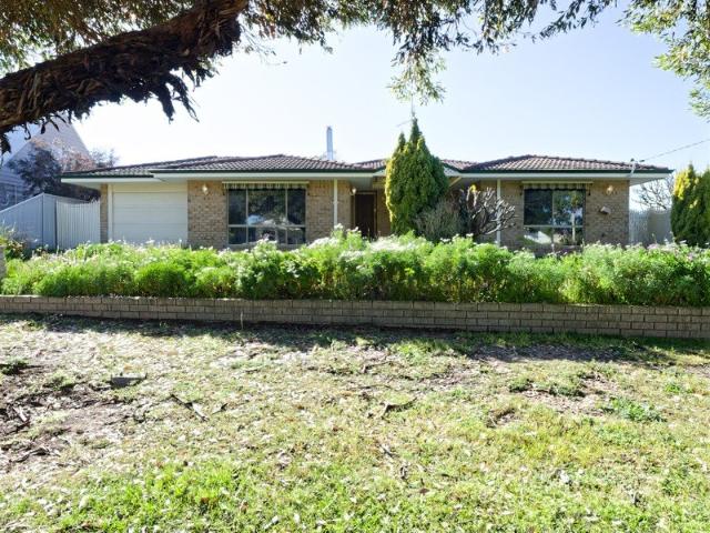 LEASE PENDING WELL PRESENTED HOME, GREAT LOCATION!