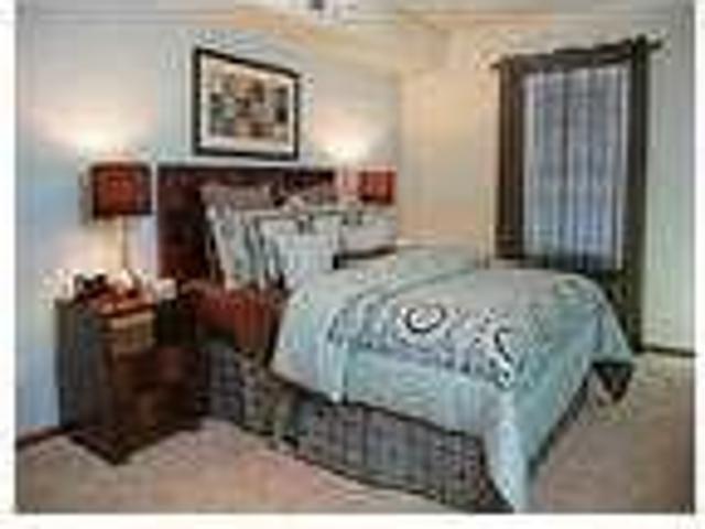 Lease Spacious 1+1. Approx 650 sf of Living Space!