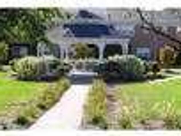 Lease Spacious 1+1. Approx 705 sf of Living Space!