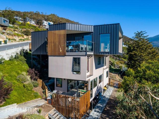LEASED UNTIL 9/7/27 FOR $820pw Contemporary residence with self contained unit