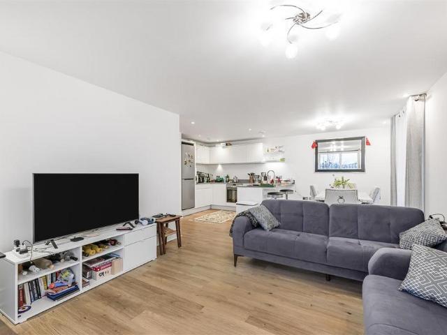 Lebanon Road, SW18 2 bed flat to rent £2,860 pcm £660 pw