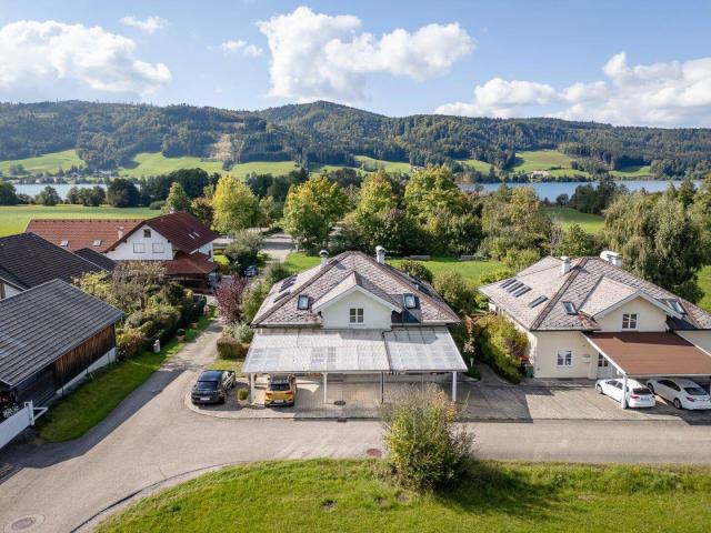 Leben, wo andere Urlaub machen – 6 Zimmer Maisonette mit Seeblickidylle am Irrsee