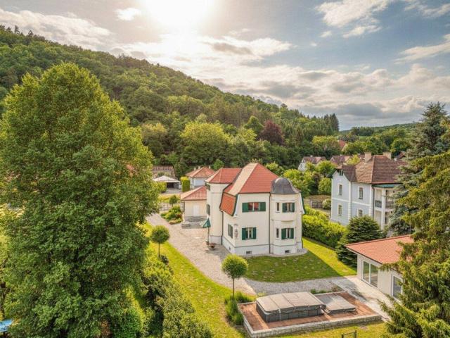 Leben am Wasser, wohnen im Grünen: Einzigartige Landhausvilla in Gars am Kamp mit eigenem Badesteg, Pool & Sauna