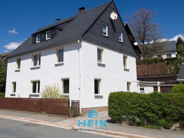 Leben, arbeiten, vermieten: Vielseitiges Wohnhaus mit Garagen und Dachterrasse