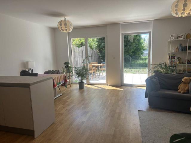 Leben mit der Natur, an 2 Seiten ein kleiner Garten, modernste Haustechnik, Photovoltaik, Deckenkühlung Nähe U1 Neulaa