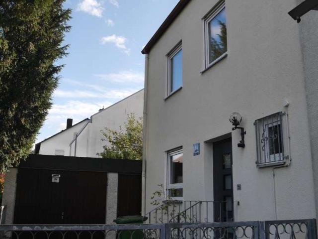 Lebendiger Alltag: Doppelhaushälfte mit 6 Zimmern in Regensburg