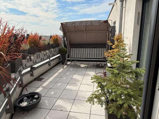 Lebendiger, heller Wohnraum: 3 Zimmer Penthouse Wohnung in Fürth