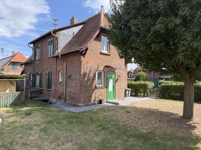Lebendiges Zuhause: Charmantes Doppelhaus in Frankfurt Zeilsheim