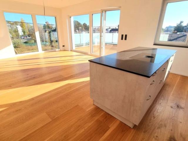 Lebensqualität pur im Dachgeschoss mit Terrasse und Garten! 4 Zimmer + Hochwertige Materialien + Viel Grün und Ruhe + Toller Blick! Ihr Rückzugsort mit WOW Effekt!