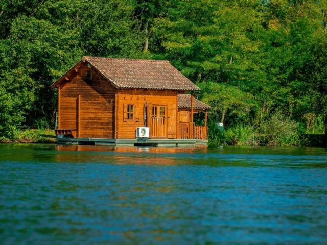 Sablons ? domaine privé de 7 hectares avec lac de 3,6 hectar. 274m² Sablons