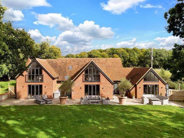 Ledgemore Lane, Gaddesden Row, Nr. 5 bed detached house to rent £6,500 pcm £1,500 pw
