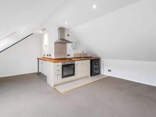 Lee Road, Saunderton Lee HP27, 1 bed flat to rent, £1,100 pcm | PrimeLocation