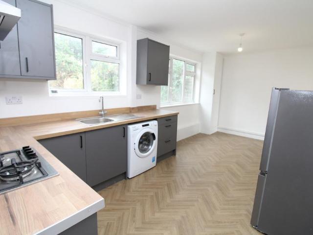 Leechcroft Avenue, Swanley BR8 3 bed semi detached house to rent £2,200 pcm £508 pw