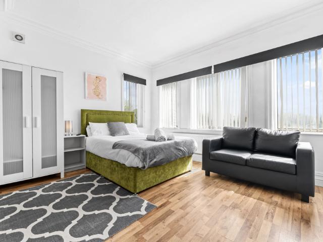 Leeds City Studio Stay | Ensuite & Kitchenette