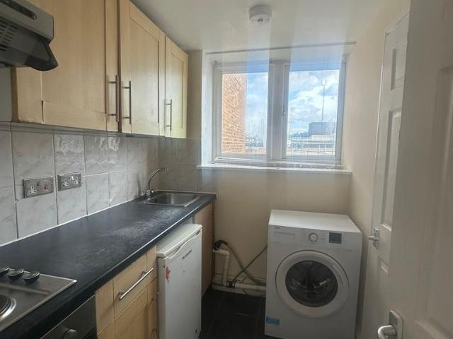 Leeds House Gardens, George Street. Studio to rent £700 pcm £162 pw
