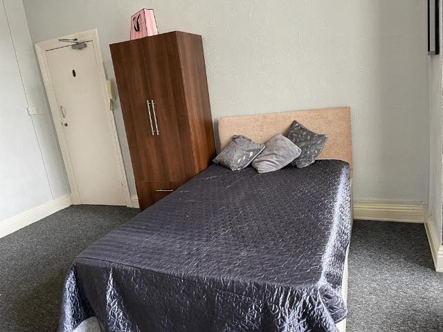Leeds LS15 1 bed in a house share to rent £550 pcm £127 pw