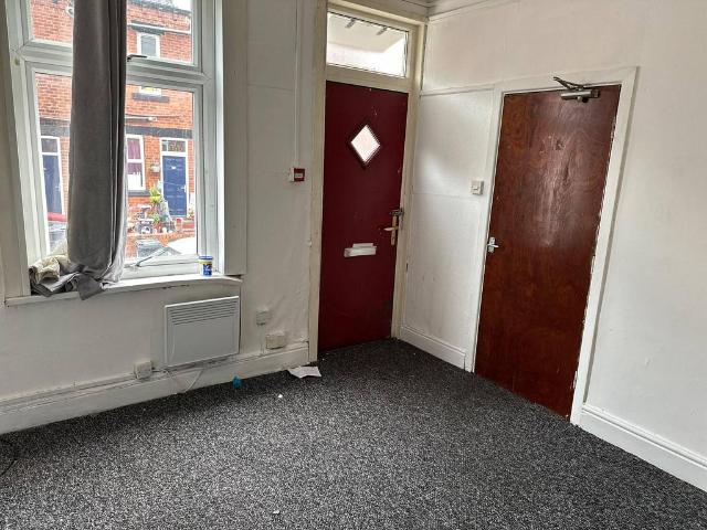 Leeds LS11 1 bed flat to rent £530 pcm £122 pw