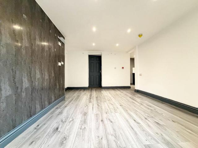 LEEDS LS11 1 bed flat to rent £800 pcm £185 pw
