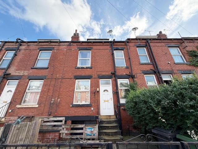 LEEDS LS11 2 bed terraced house to rent £900 pcm £208 pw