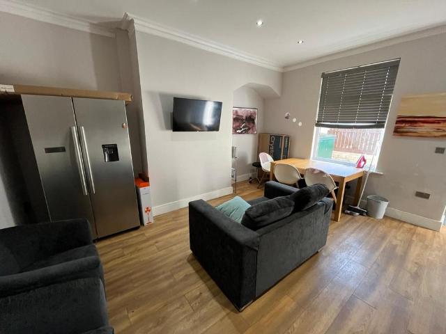 Leeds LS13 1 bed in a house share to rent £400 pcm £92 pw