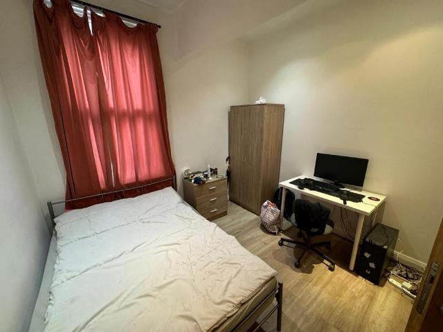 Leeds LS2 3 bed flat to rent £507 pcm £117 pw