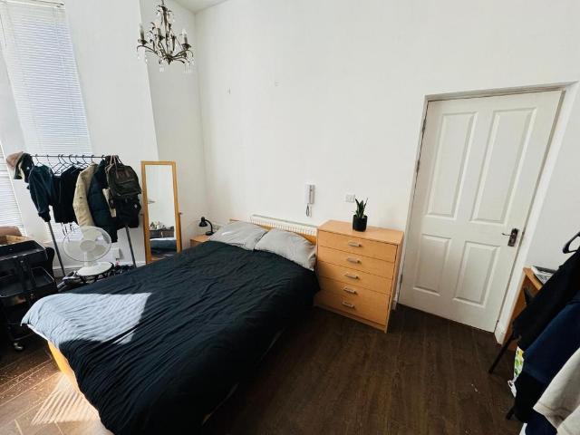 Leeds LS2 1 bed flat to rent £598 pcm £138 pw