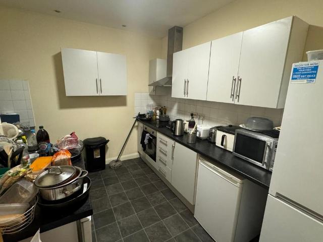 Leeds LS2 5 bed flat to rent £2,925 pcm £675 pw