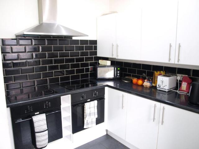 Leeds LS3 7 bed terraced house to rent £2,700 pcm £623 pw