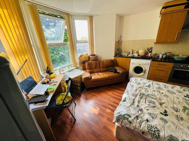 Leeds LS6 1 bed flat to rent £598 pcm £138 pw