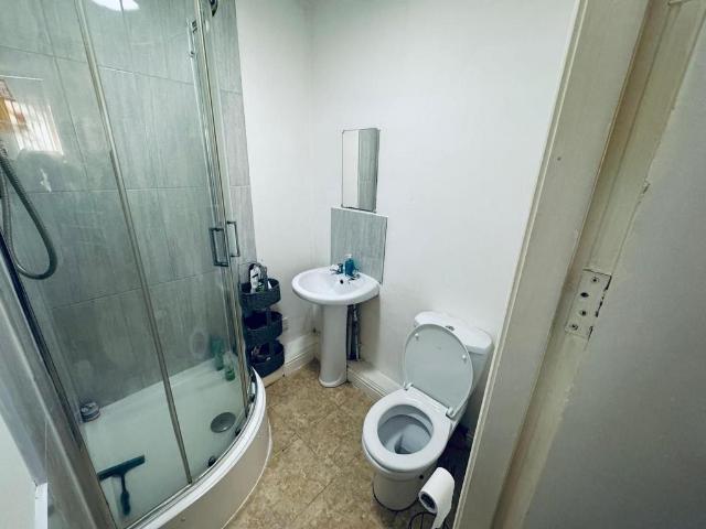 Leeds LS6 1 bed flat to rent £598 pcm £138 pw