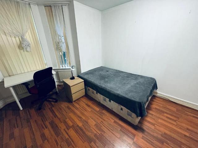Leeds LS6 1 bed flat to rent £667 pcm £154 pw