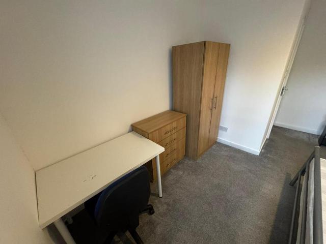 Leeds LS6 2 bed flat to rent £997 pcm £230 pw